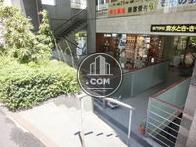 緑の多い建物です