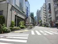 交差点に位置しています