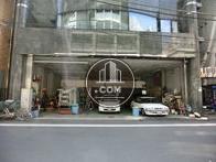 １階に自動車整備工場が入居しています