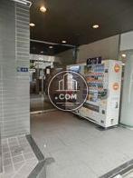 開口の広い正面入り口