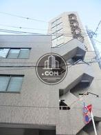 建物横面には螺旋階段がついております