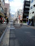 周辺が低層ビルが並んでいます
