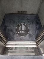 エレベーター内部