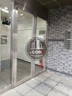 ガラスドアの先にエレベーターホール