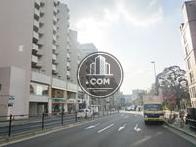 前面道路右側です