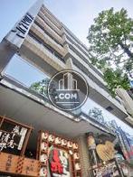袖看板にビル名が書かれています
