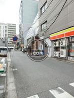 隣接する脇道側にコインパーキングがございます