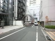 Ｔ字路を右に曲がると靖国通りです
