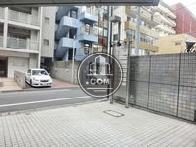 玄関から見た敷地内の様子
