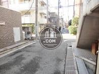 玄関前の通り