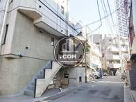 隣接する側道