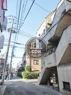 隣接する側道奥からの見え方