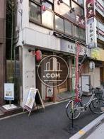 左側がビルの入口です