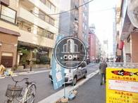 飲食店等が建ち並ぶ通りです