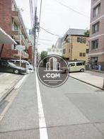 玄関前の静かな通りです