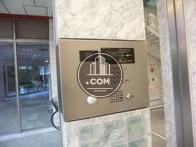 エレベーターへ通じる扉にはオートロックが掛かります