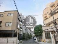 閑静な通り沿いに立地しております