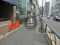 前面の道路はなだらかな坂道です