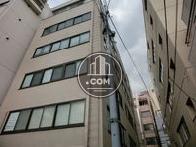 ビル真裏も窓があります