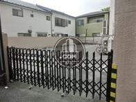 ビル真裏は駐車場で開放感がありました