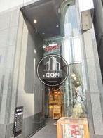 ２階まで吹き抜けた開放感あるエントランス
