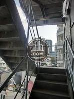ビルの屋外階段です