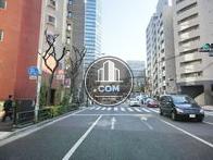 前面道路左手は首都高速が通っております