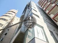 玄関前から見上げた外観