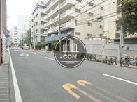 玄関前の開けた公道沿い