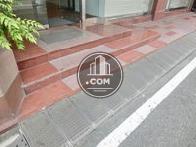 正面玄関口は少し段差があります