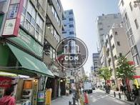 すずらん通りは様々な店舗が建ち並びます