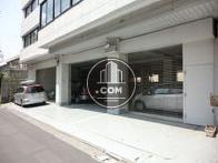 裏手に駐車場があります
