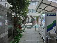 植栽と自動販売機で囲まれている感じです
