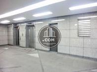 照明が多く明るい乗り場前