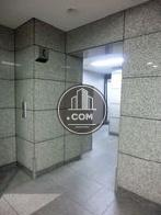 マットな石目の壁面で構築されています