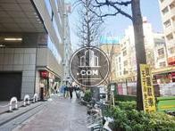 木々が植えられた歩道