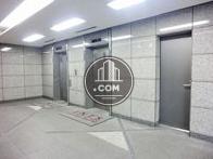 グレートーンで統一されたエレベーターホール