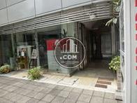 一階部分には店舗が入居中です