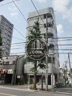 側面を路地と接した角地にたっています