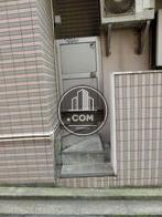 路地側に階段が設置されています