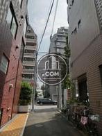 路地の奥から通り沿いを撮影