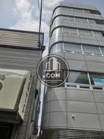 正面向って左隣は建物に隣接