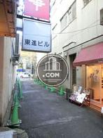 玄関前に展開される路地通り