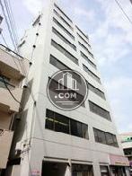 4連の窓が沢山配置されています