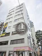 角地に建つオフィスビル