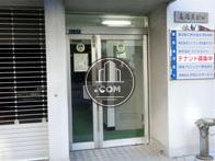 正面右側に玄関があります