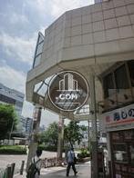 屋根付きの商店街の一角です