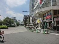 ロータリーのすぐ側です