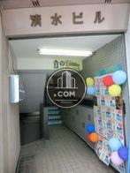 屋根付きの商店街沿いにあります