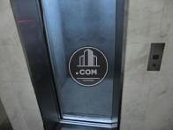 9人乗りのエレベーター内です